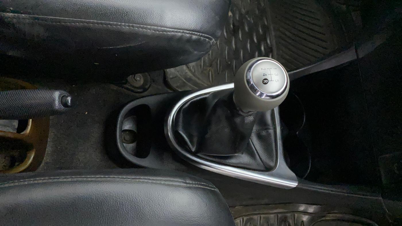 2011 Toyota Etios Liva VX, Petrol, Manual, 1,21,217 km, Gear Lever