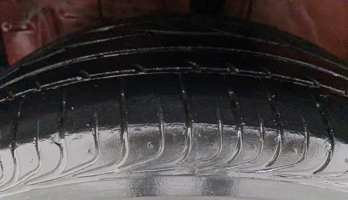 2011 Toyota Etios Liva VX, Petrol, Manual, 1,21,217 km, Left Front Tyre Tread