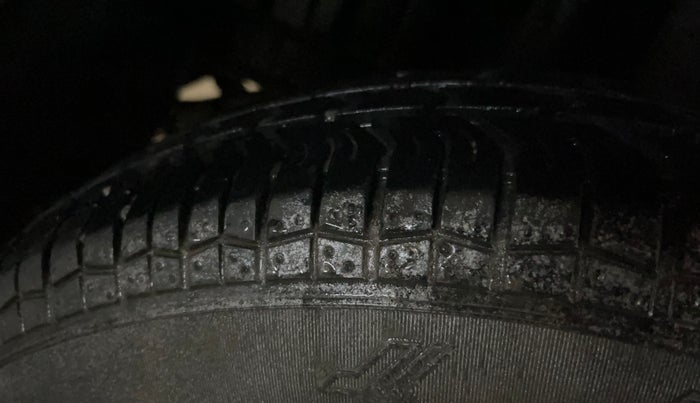 2016 Maruti Swift LXI (O), Petrol, Manual, 33,513 km, Right Rear Tyre Tread