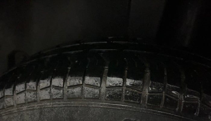 2016 Maruti Swift LXI (O), Petrol, Manual, 33,513 km, Left Rear Tyre Tread