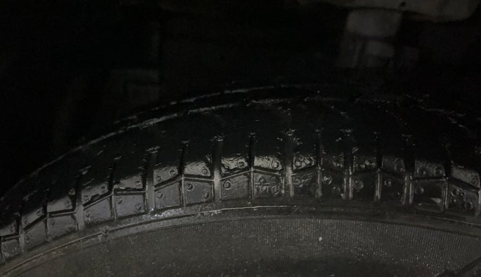 2016 Maruti Swift LXI (O), Petrol, Manual, 33,513 km, Left Front Tyre Tread