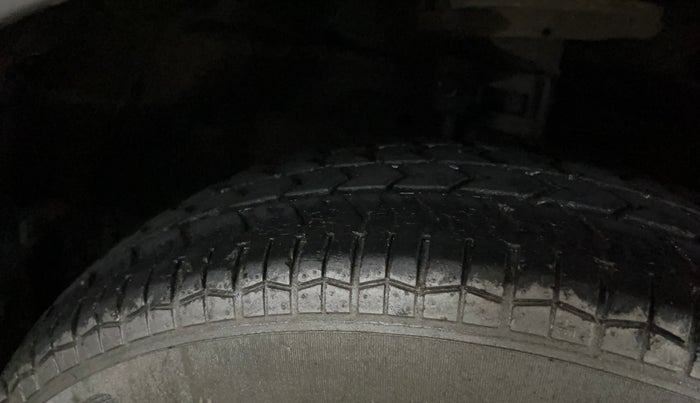 2016 Maruti Swift LXI (O), Petrol, Manual, 33,513 km, Right Front Tyre Tread