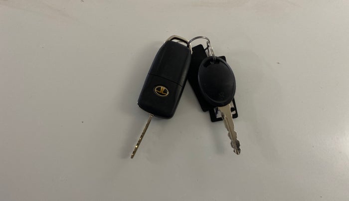 2018 Tata Tiago XT PETROL, CNG, Manual, 86,424 km, Key Close Up