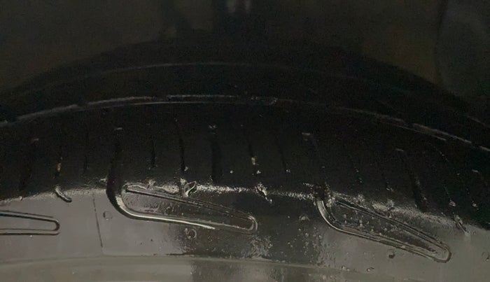 2014 Hyundai Grand i10 ASTA AT 1.2 KAPPA VTVT, Petrol, Automatic, 1,11,150 km, Right Front Tyre Tread