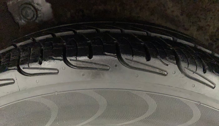 2012 Hyundai i10 MAGNA 1.2, CNG, Manual, 60,850 km, Right Rear Tyre Tread