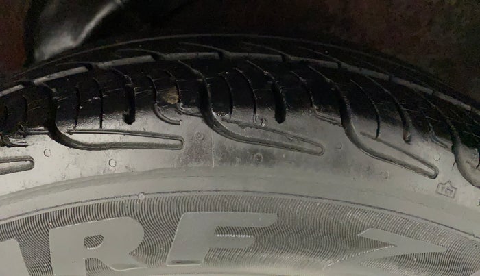2012 Hyundai i10 MAGNA 1.2, CNG, Manual, 60,850 km, Left Rear Tyre Tread