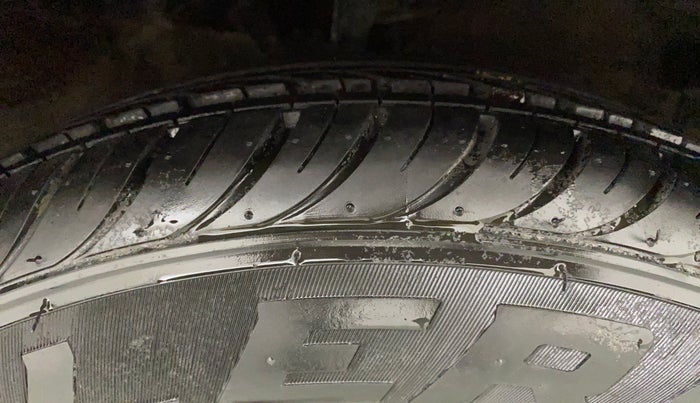 2012 Hyundai i10 MAGNA 1.2, CNG, Manual, 60,850 km, Right Front Tyre Tread