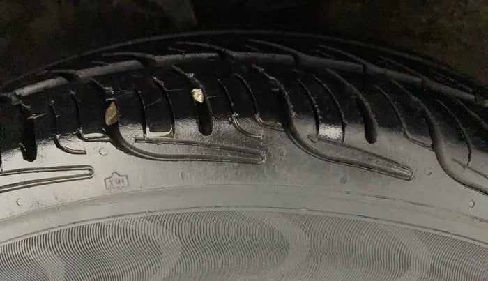 2012 Hyundai i10 MAGNA 1.2, CNG, Manual, 60,850 km, Left Front Tyre Tread