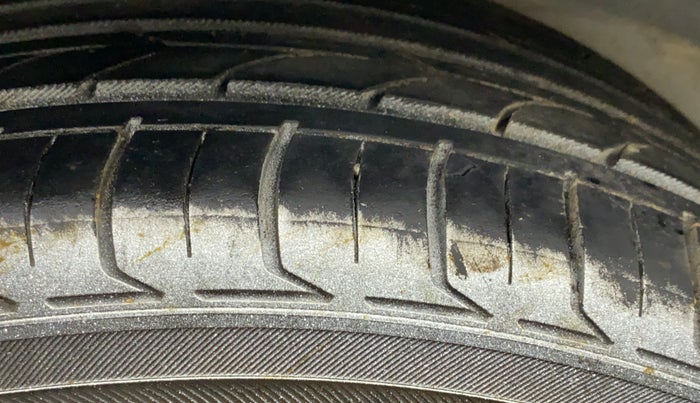 2015 Hyundai Elite i20 MAGNA 1.2, Petrol, Manual, 49,554 km, Right Rear Tyre Tread