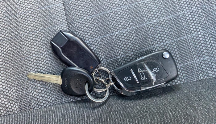 2023 KIA SONET HTE 1.2, Petrol, Manual, 20,690 km, Key Close Up