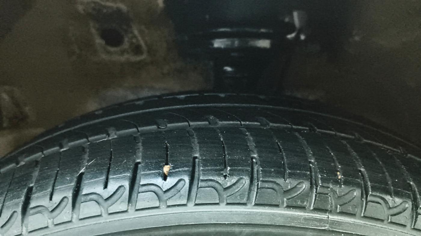 2018 Maruti Wagon R 1.0 VXI, CNG, Manual, 99,417 km, Left Front Tyre Tread