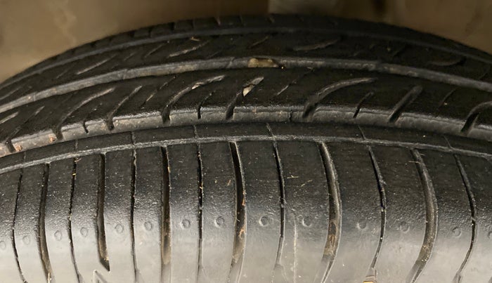 2016 Maruti Alto 800 LXI, Petrol, Manual, 63,077 km, Left Front Tyre Tread