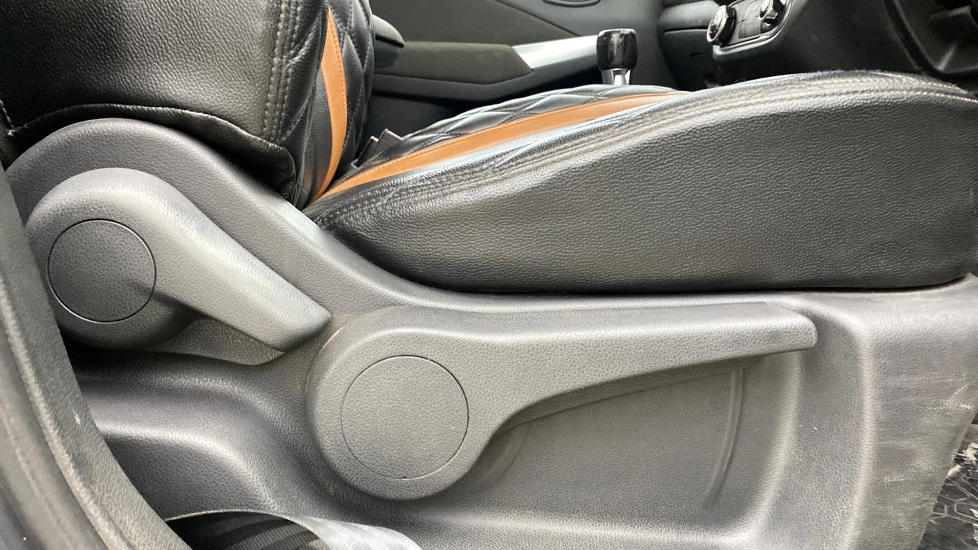 2019 Nissan Kicks XV 1.5, Petrol, Manual, 49,745 km, Driver Side Adjustment Panel