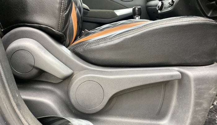 2019 Nissan Kicks XV 1.5, Petrol, Manual, 50,014 km, Driver Side Adjustment Panel