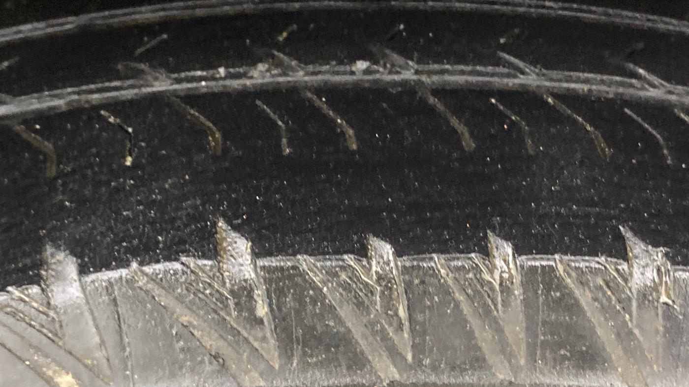 2020 Mahindra XUV500 W11 AT, Diesel, Automatic, 1,40,338 km, Left Rear Tyre Tread
