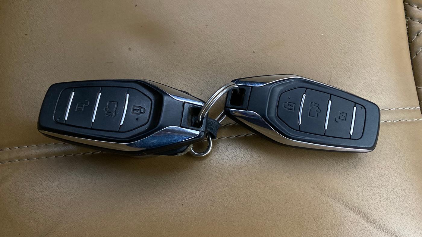 2020 Mahindra XUV500 W11 AT, Diesel, Automatic, 1,40,338 km, Key Close Up