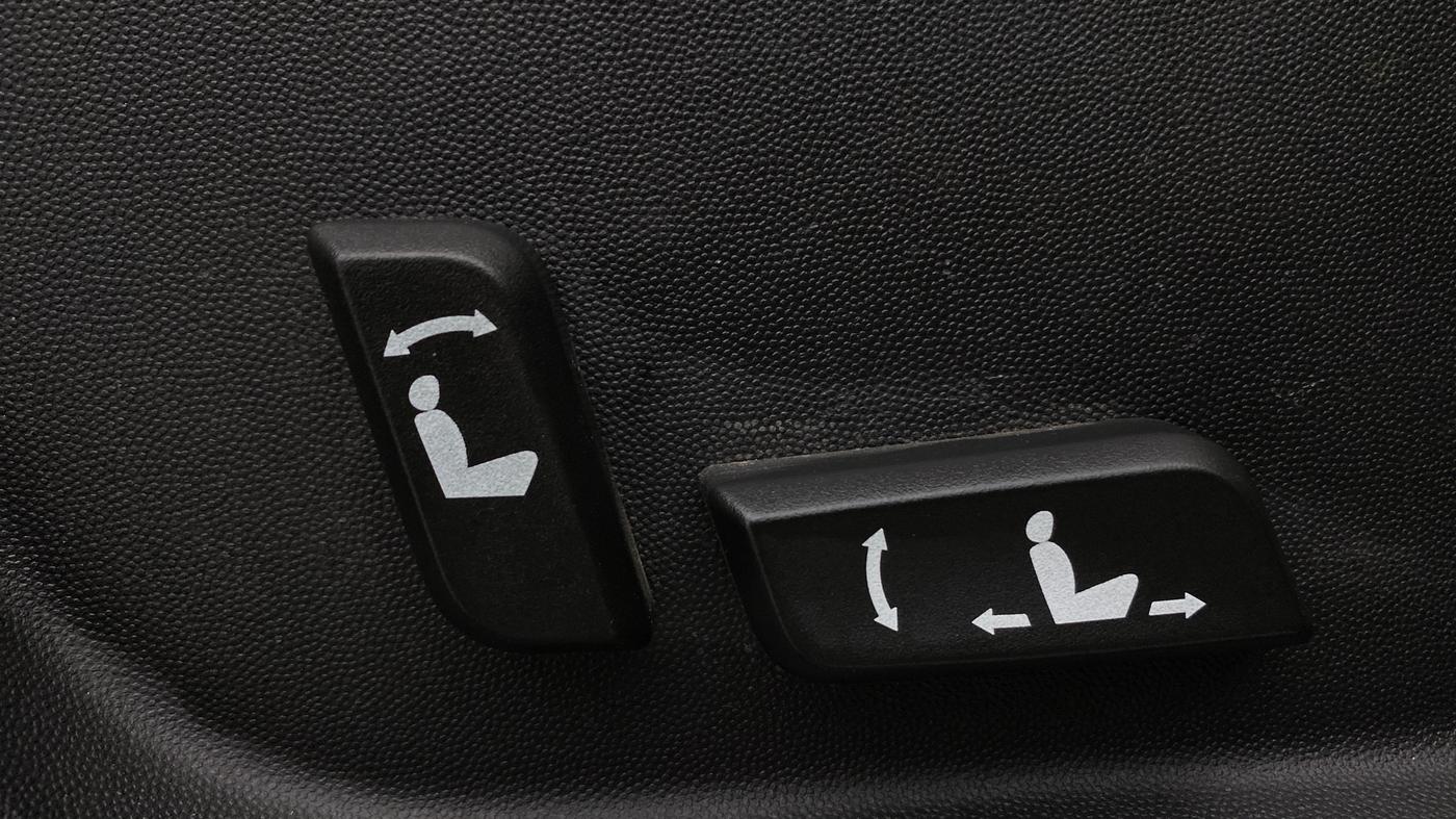 2020 Mahindra XUV500 W11 AT, Diesel, Automatic, 1,40,338 km, Driver Side Adjustment Panel