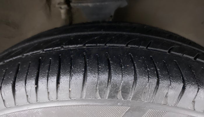 2016 Maruti Alto 800 VXI, Petrol, Manual, 83,907 km, Right Front Tyre Tread