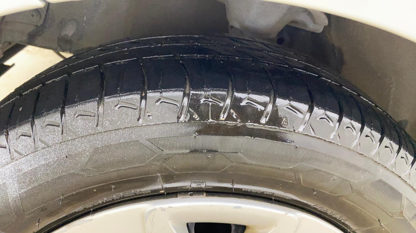 2018 Hyundai Eon MAGNA +, CNG, Manual, 87,974 km, Left Front Tyre Tread