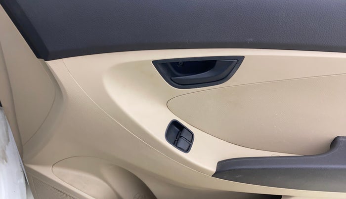 2018 Hyundai Eon MAGNA +, CNG, Manual, 87,972 km, Driver Side Door Panels Control