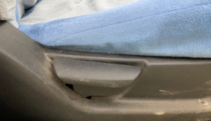 2018 Hyundai Eon MAGNA +, CNG, Manual, 87,972 km, Driver Side Adjustment Panel