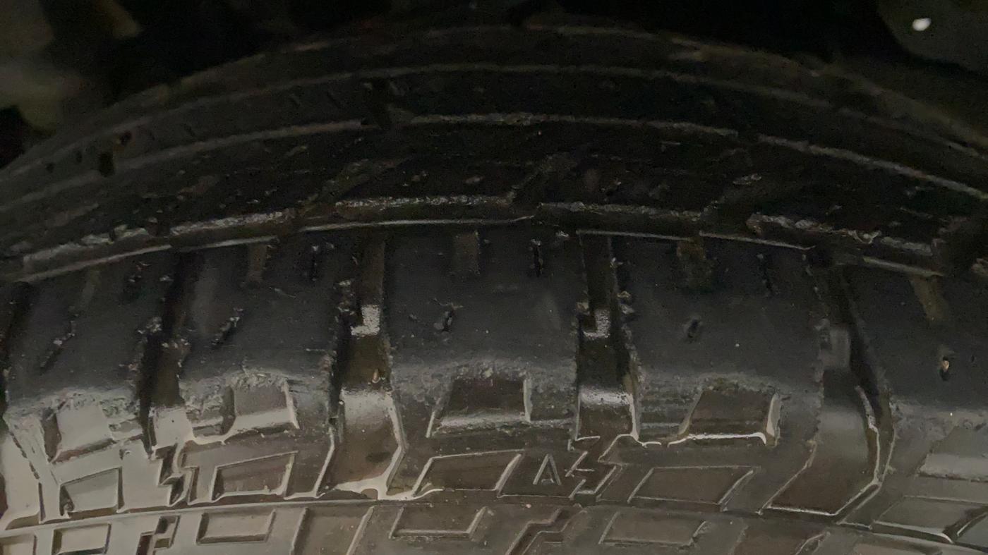 2016 Mahindra TUV300 T8 AMT, Diesel, Automatic, 1,08,057 km, Right Rear Tyre Tread