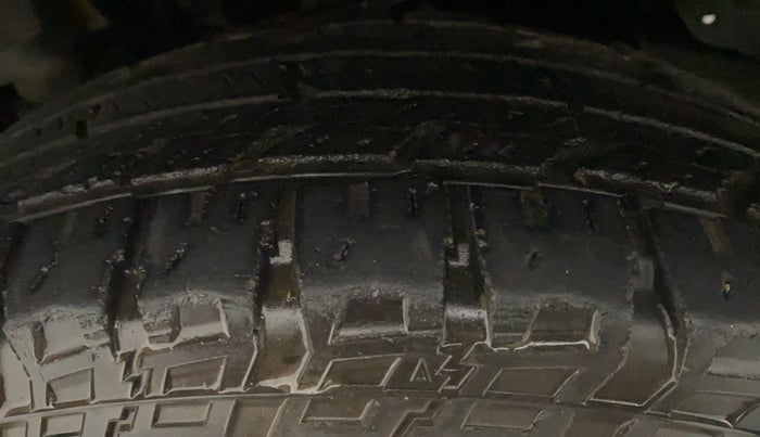 2016 Mahindra TUV300 T8 AMT, Diesel, Automatic, 1,08,057 km, Right Rear Tyre Tread