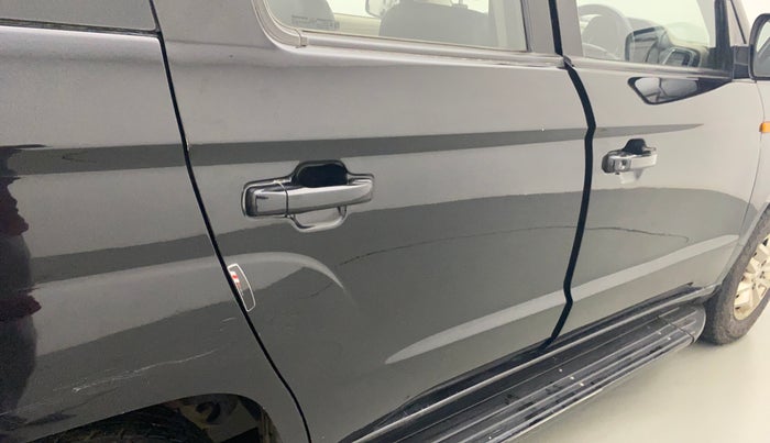 2016 Mahindra TUV300 T8 AMT, Diesel, Automatic, 1,08,057 km, Right rear door - Slightly dented