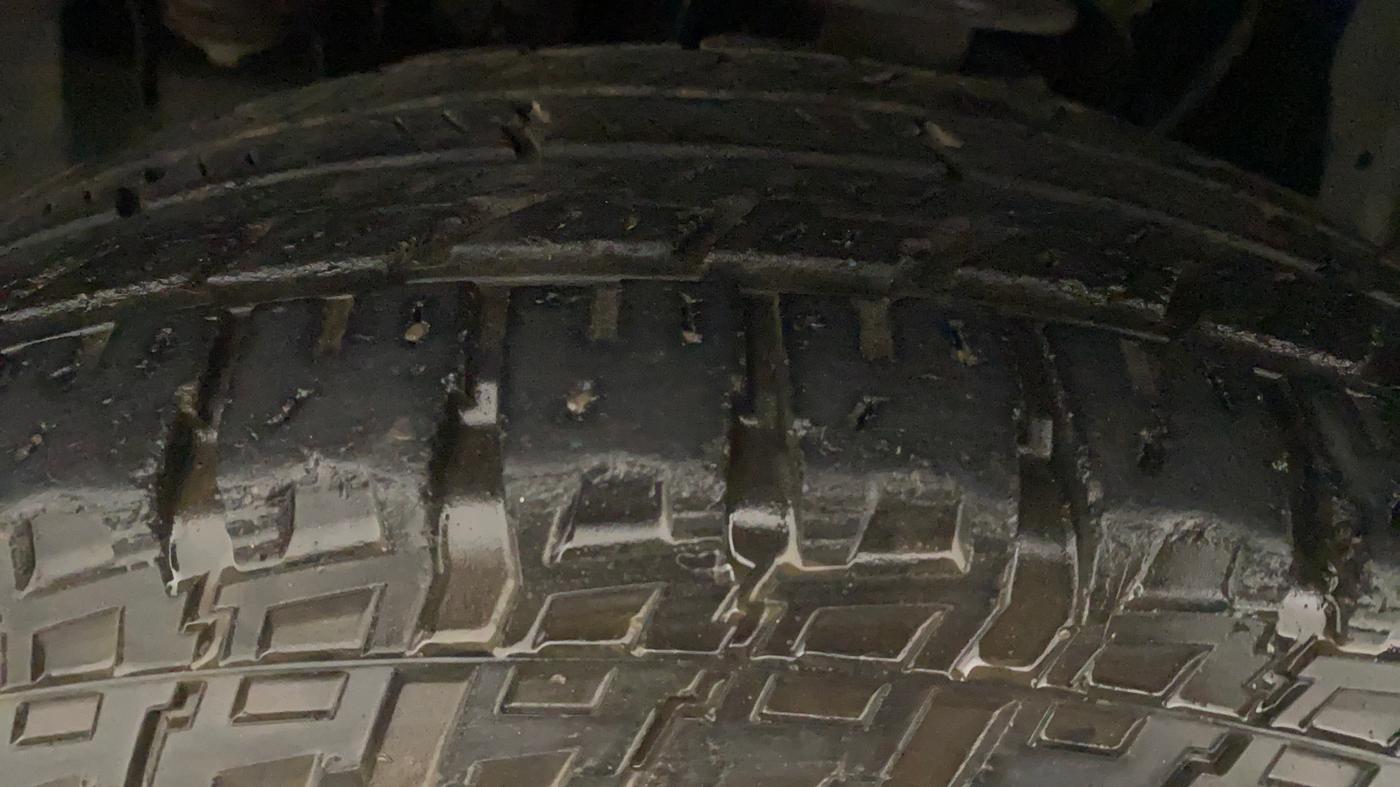 2016 Mahindra TUV300 T8 AMT, Diesel, Automatic, 1,08,057 km, Right Front Tyre Tread