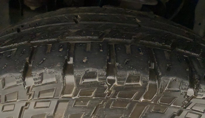2016 Mahindra TUV300 T8 AMT, Diesel, Automatic, 1,08,057 km, Right Front Tyre Tread