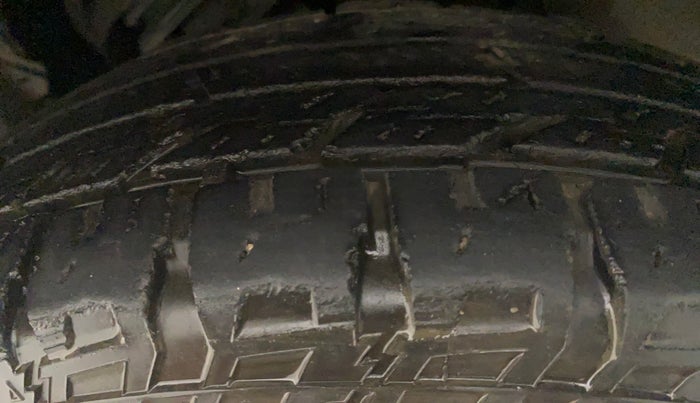 2016 Mahindra TUV300 T8 AMT, Diesel, Automatic, 1,08,057 km, Left Rear Tyre Tread