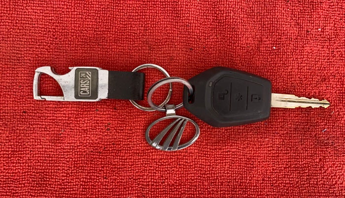 2016 Mahindra TUV300 T8 AMT, Diesel, Automatic, 1,08,057 km, Key Close Up