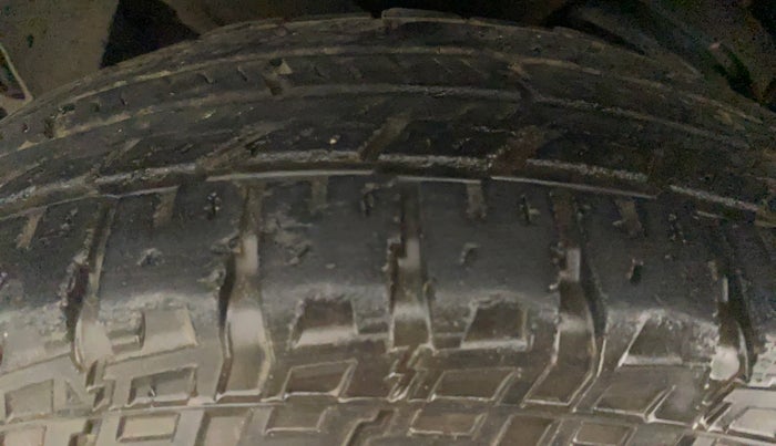 2016 Mahindra TUV300 T8 AMT, Diesel, Automatic, 1,08,057 km, Left Front Tyre Tread