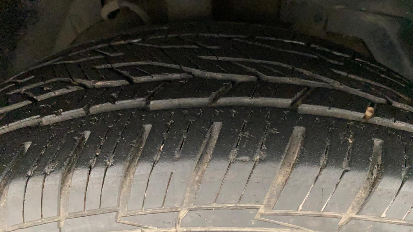 2018 Mahindra XUV500 W10 AT, Diesel, Automatic, 97,053 km, Right Front Tyre Tread