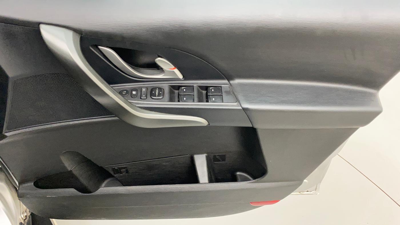 2018 Mahindra XUV500 W10 AT, Diesel, Automatic, 97,053 km, Driver Side Door Panels Control