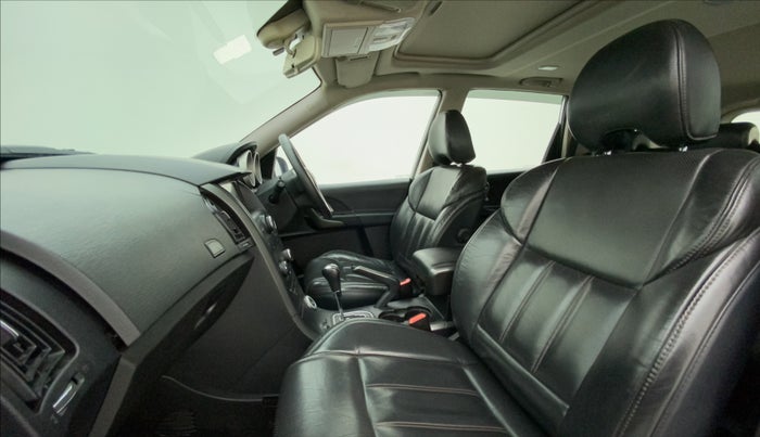 2018 Mahindra XUV500 W10 AT, Diesel, Automatic, 97,053 km, Right Side Front Door Cabin
