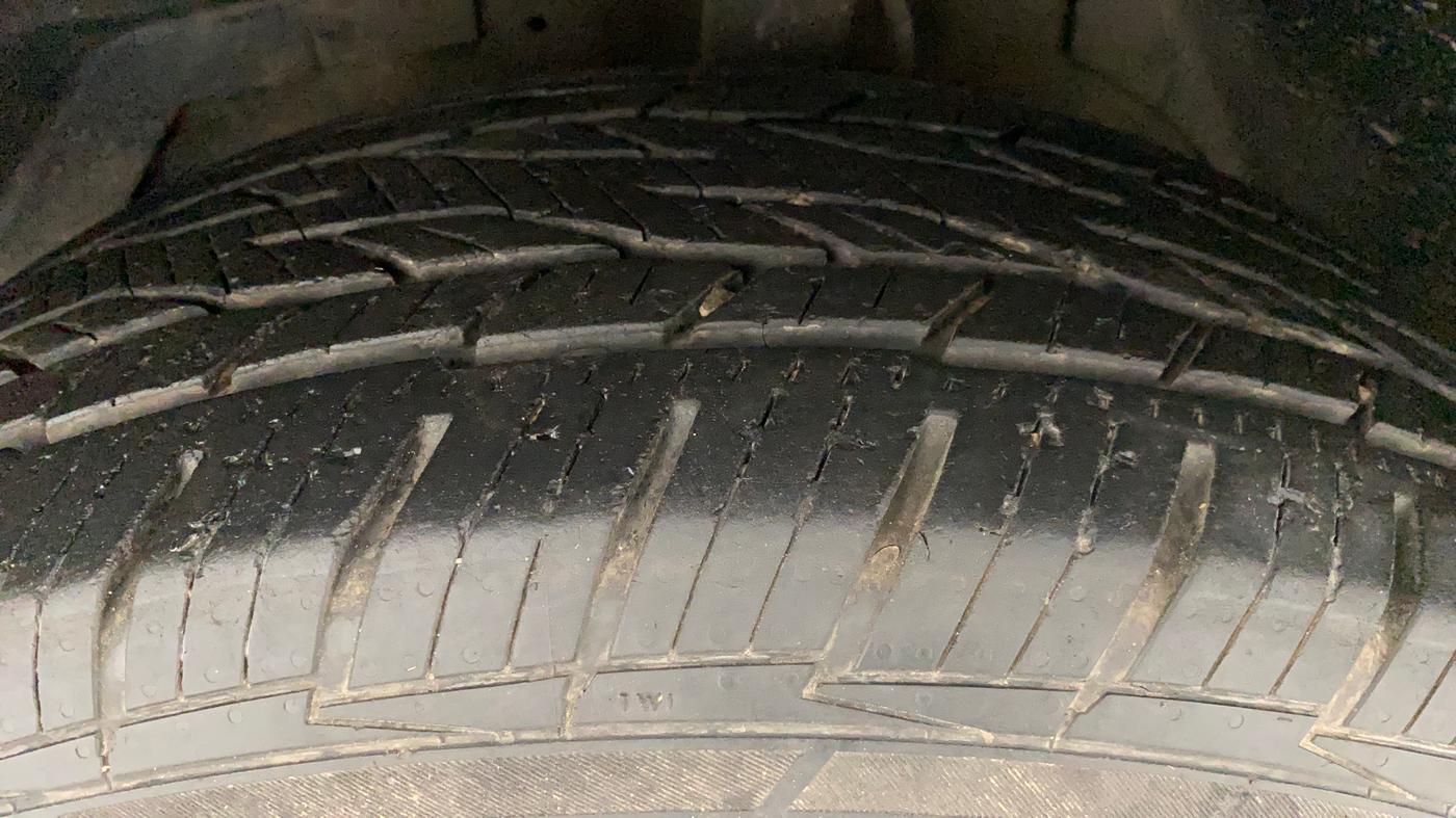 2018 Mahindra XUV500 W10 AT, Diesel, Automatic, 97,053 km, Left Front Tyre Tread