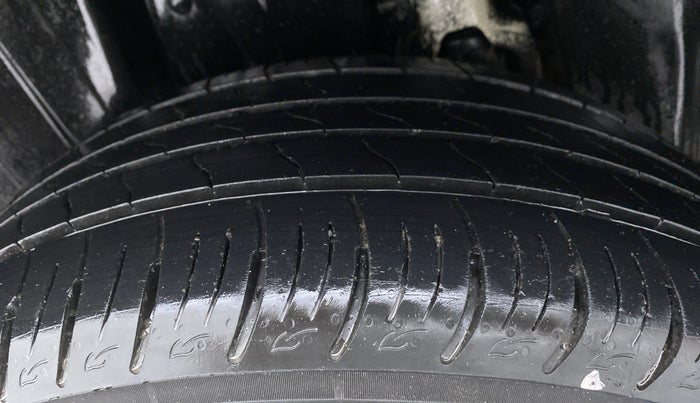 2020 Mahindra XUV300 W8 1.5 DIESEL AMT, Diesel, Automatic, 55,875 km, Right Rear Tyre Tread