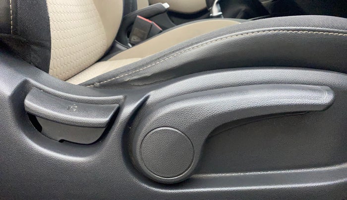 2017 Hyundai Elite i20 SPORTZ 1.4 CRDI, Diesel, Manual, 1,09,149 km, Driver Side Adjustment Panel