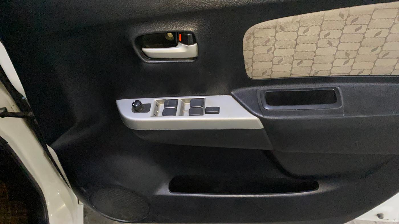 2013 Maruti Wagon R 1.0 VXI, Petrol, Manual, 87,989 km, Driver Side Door Panels Control