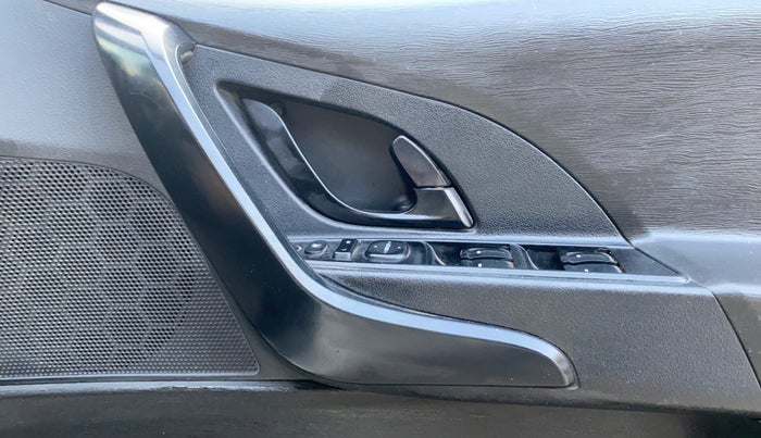 2019 Mahindra XUV500 W5, Diesel, Manual, 75,337 km, Driver Side Door Panels Control