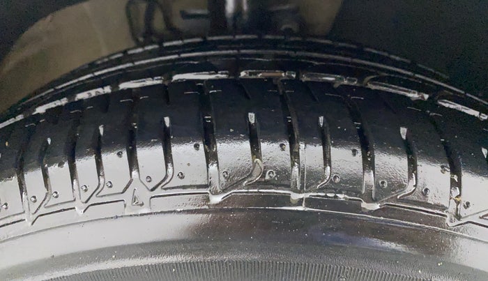 2018 Volkswagen Ameo HIGHLINE PLUS 1.5L AT 16 ALLOY, Diesel, Automatic, 35,770 km, Right Front Tyre Tread