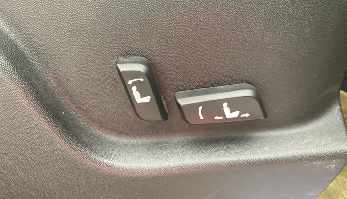 2018 Mahindra XUV500 W11, Diesel, Manual, 55,566 km, Driver Side Adjustment Panel