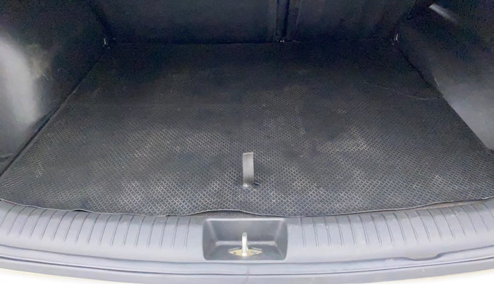 2016 Hyundai Creta SX PLUS AT 1.6 PETROL, Petrol, Automatic, 74,364 km, Boot Inside