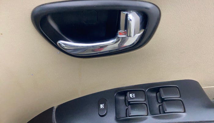 2013 Hyundai i10 MAGNA 1.1, Petrol, Manual, 46,735 km, Driver Side Door Panels Control