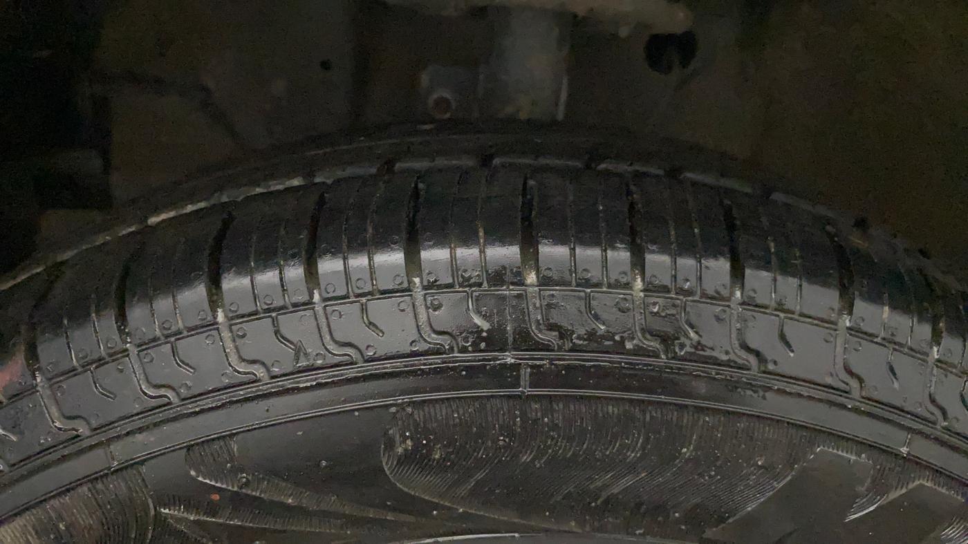 2018 Maruti Swift LXI, Petrol, Manual, 1,19,315 km, Left Front Tyre Tread