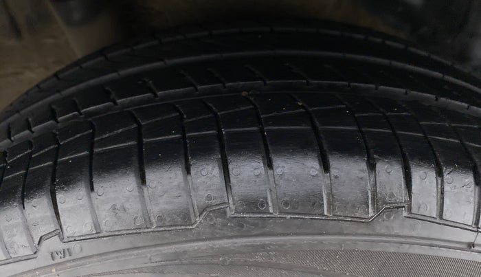2014 Honda Brio S MT, Petrol, Manual, 75,299 km, Right Rear Tyre Tread