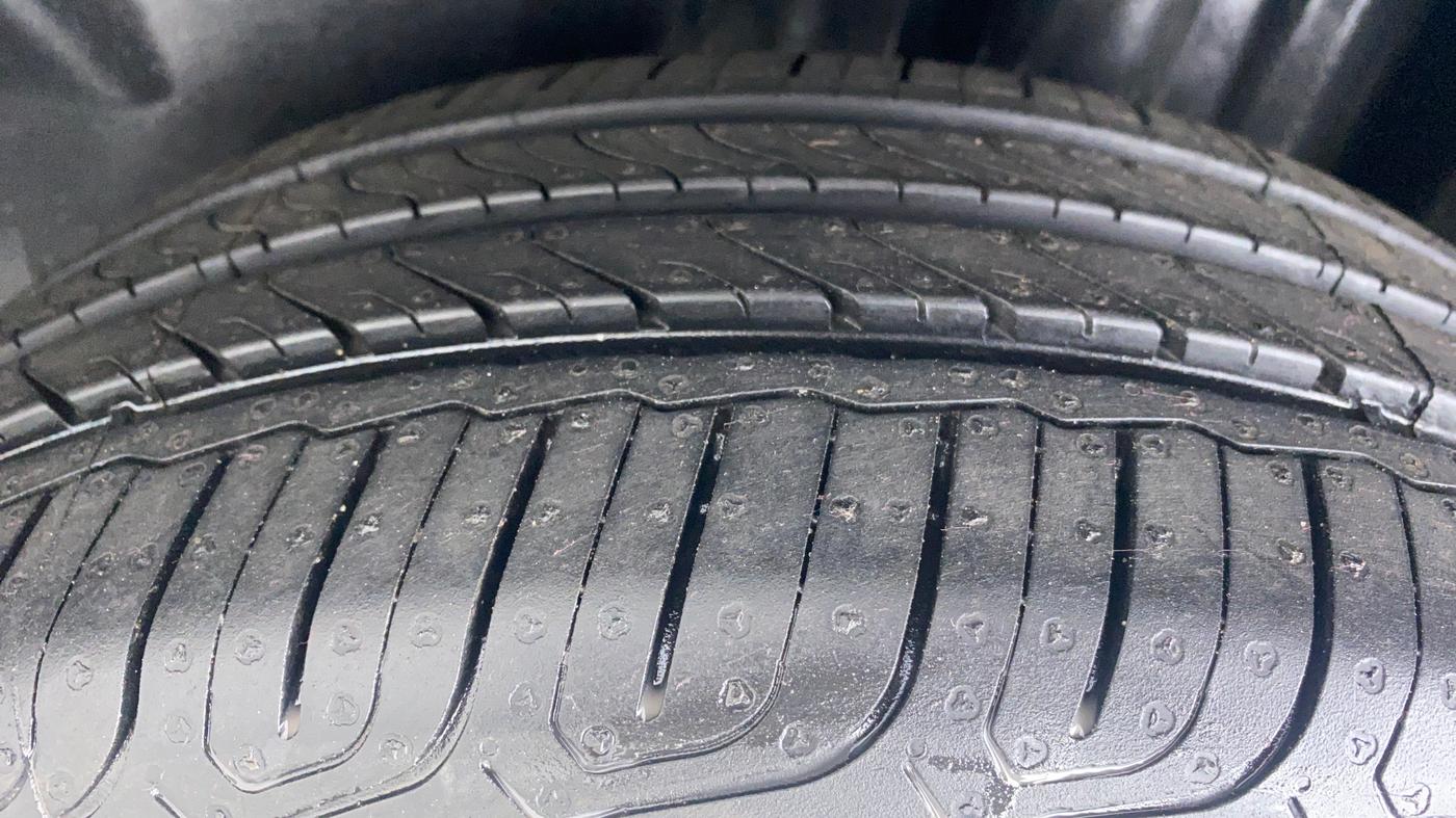2014 Volkswagen Vento HIGHLINE PETROL, Petrol, Manual, 89,614 km, Left Rear Tyre Tread