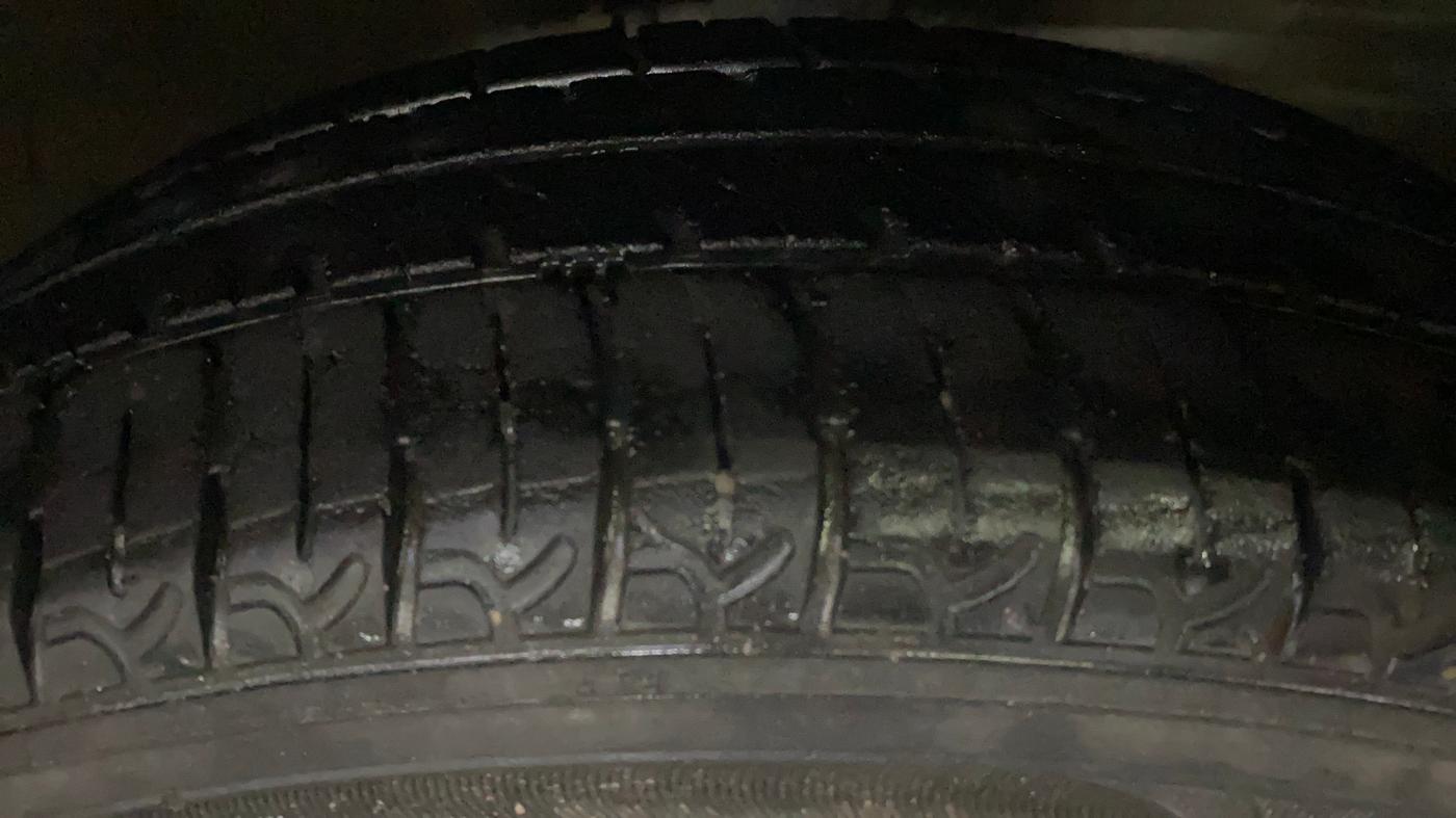 2016 Maruti Wagon R 1.0 VXI AMT, Petrol, Automatic, 80,046 km, Right Front Tyre Tread