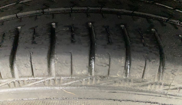 2012 Hyundai Eon MAGNA +, Petrol, Manual, 1,10,019 km, Left Rear Tyre Tread